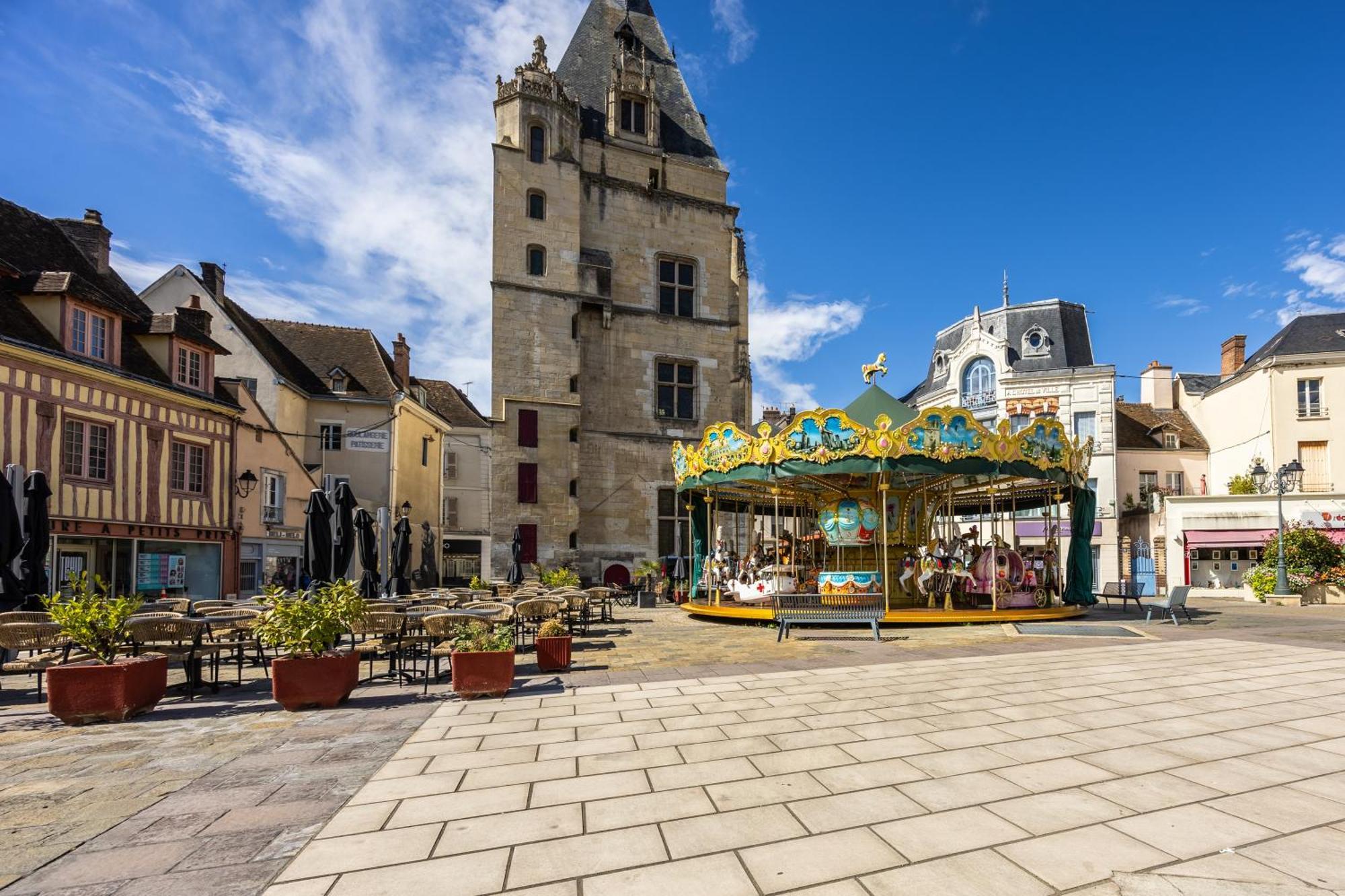 Hotel Le Beffroi Dreux Exteriör bild